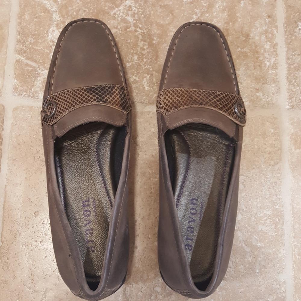 Aravon brown loafers with snakeskin accents, 9.5